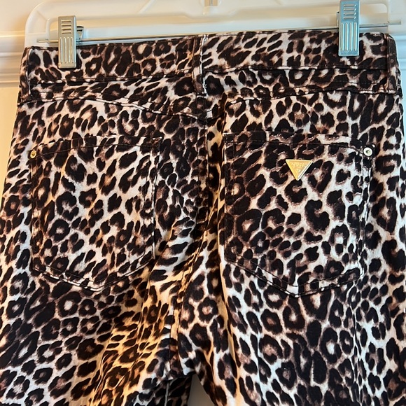 Guess 1981 Skinny Jeans in Leopard - Picture 3 of 3